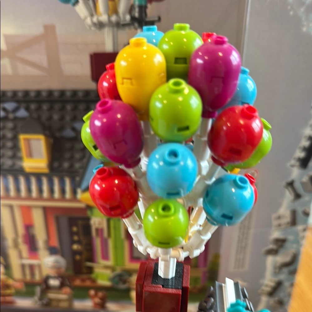 Genuine LEGO Disney UP House with Balloons Dug (Open Box) - Picture 13 of 13